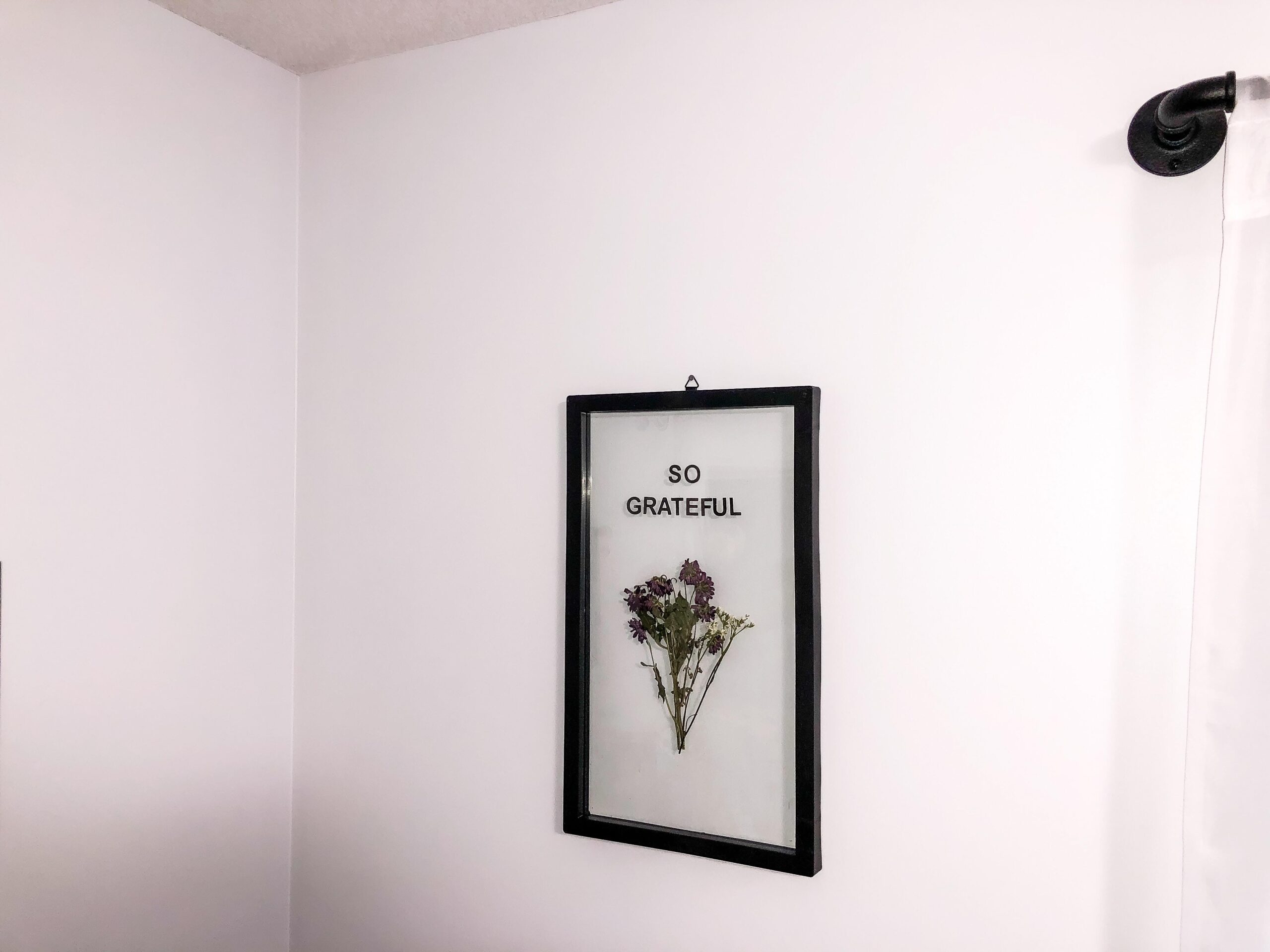 Easy DIY Wall Décor You Can Make From A Dried Up Bouquet Of Flowers
